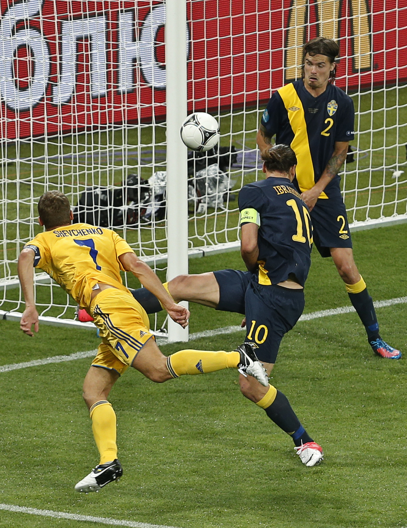 Då forne guldskovinnaren Andrej Sjevtjenko ryckte ifrån Zlatan och satte 2–1.