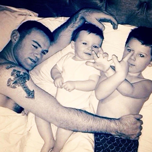Wayne Rooney chillar med sina söner. Wayne Rooney chillar med sina söner.