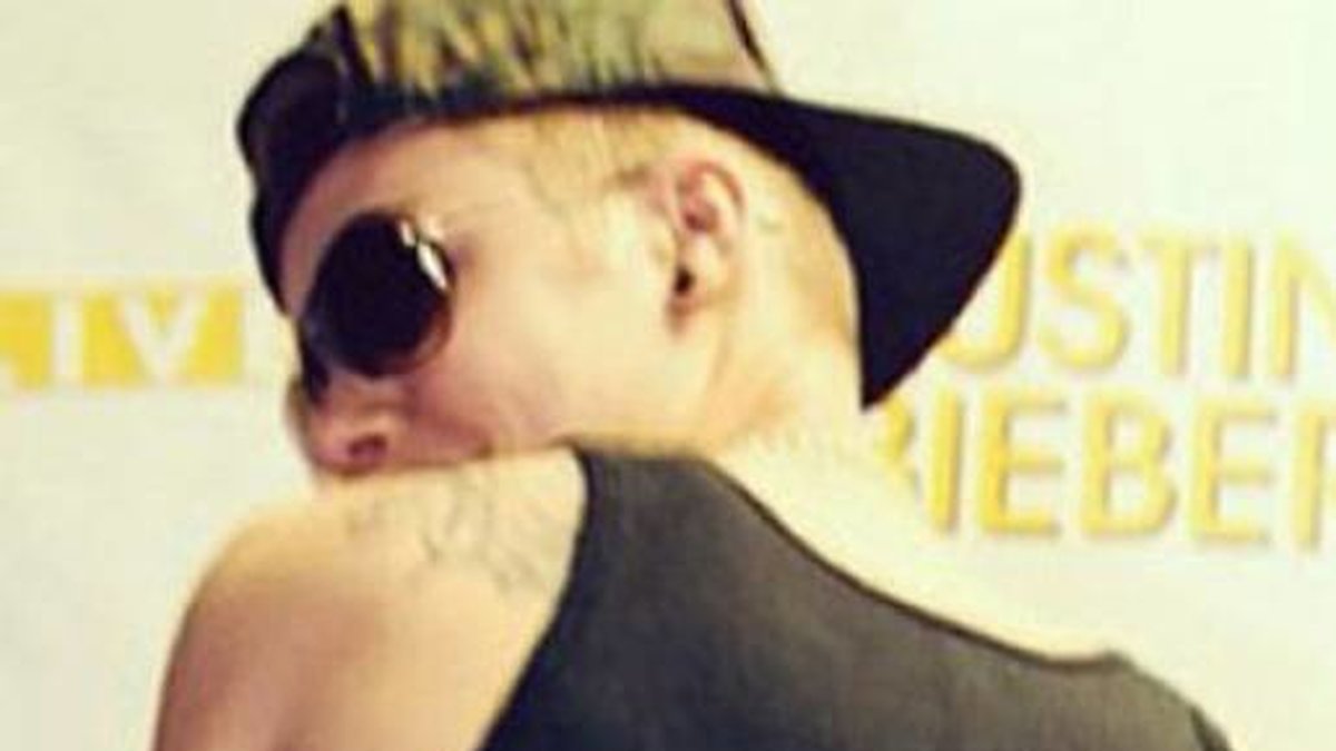 Bieber visar baksidan på Instagram.