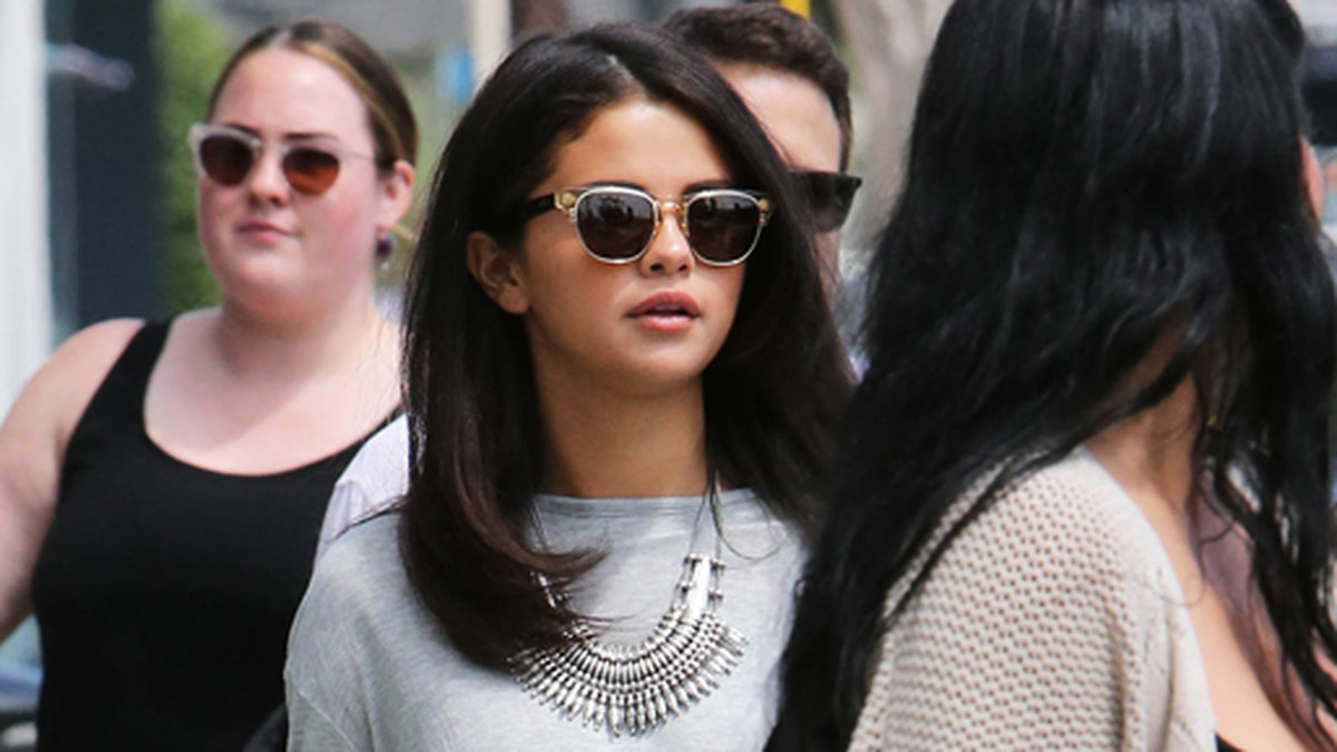 Selena Gomez i sina favoritshorts från Topshop. Modellen heter Moto Bleach Ripped Mom Shorts.