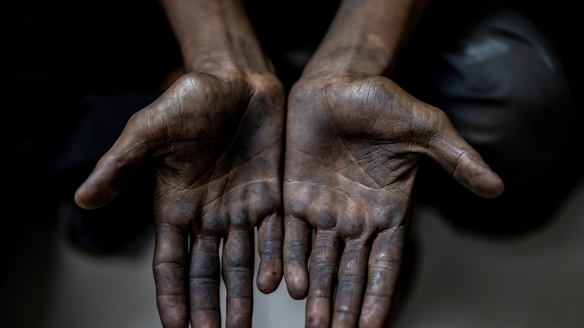 Ett barn visar upp sina händer efter att ha räddats från tvångsarbete i Indien 2021. Nya EU-regler ska nu ställa hårdare krav på företagen.