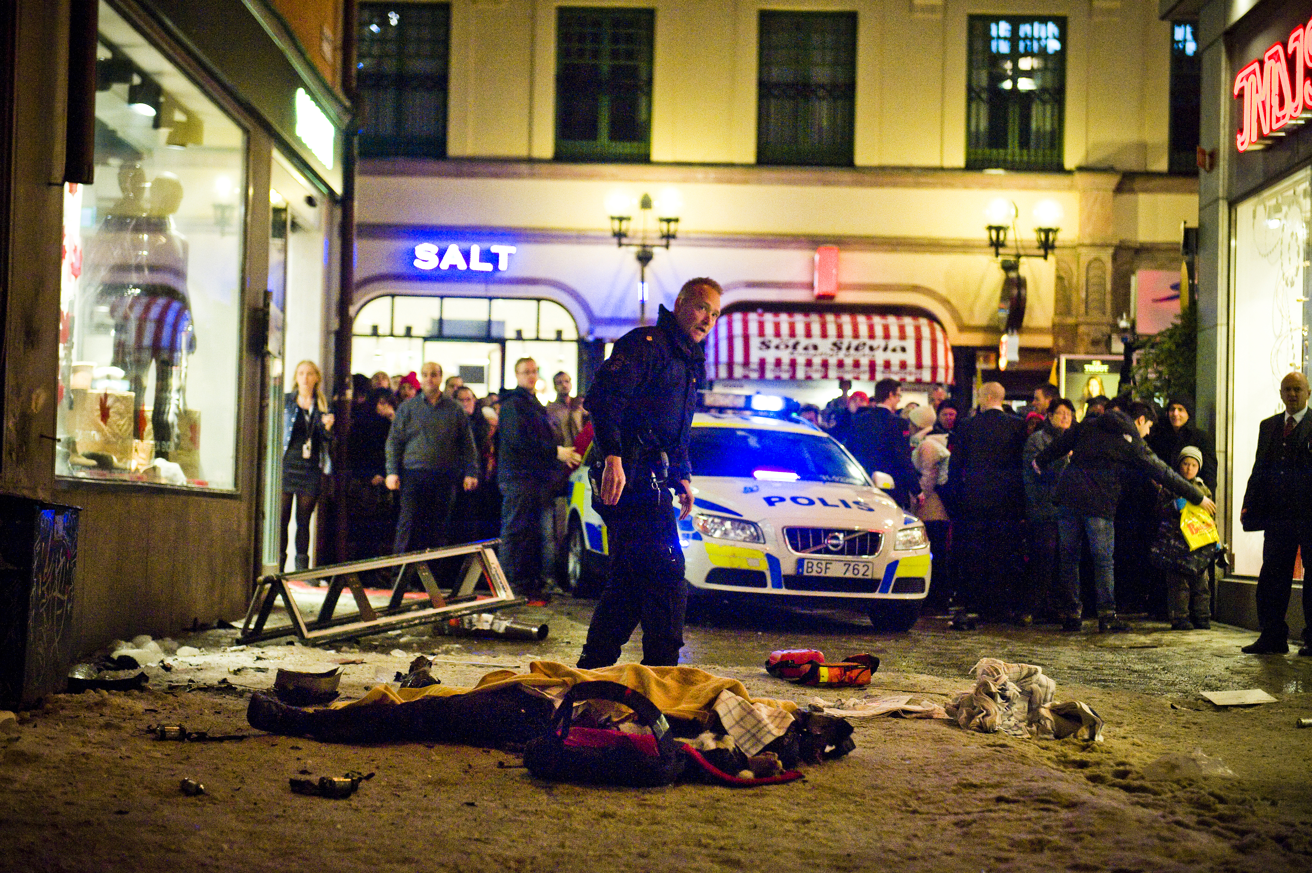 Polispådrag i korsningen Bryggargatan/Olof Palmes gata.