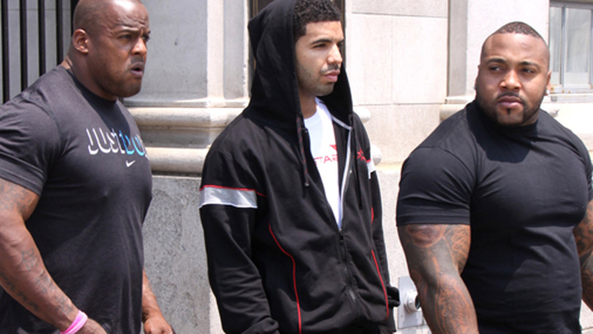 Drake omgavs sig med biffiga livvakter efter slagsmålet med Brown. 