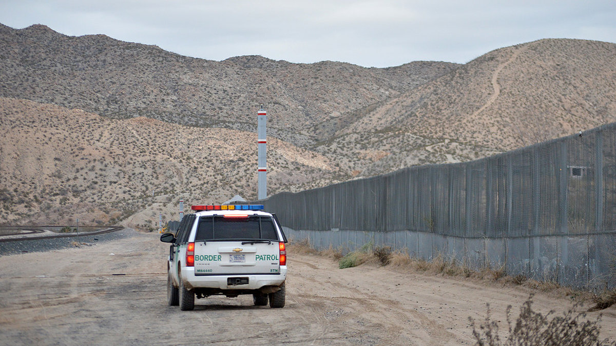 Polisen går nu ut och säger att det inte är någon större fara att röra sig i närheten av gränsen.