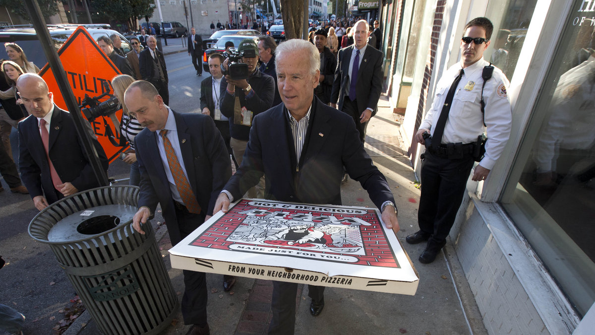 Joe Biden med pizza till pressen.