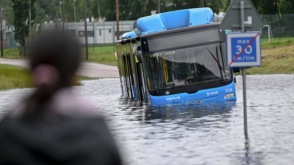 Buss som fastnade i vatten på Ugglumsleden i Partille i onsdags under ovädret Hans. Arkivbild.