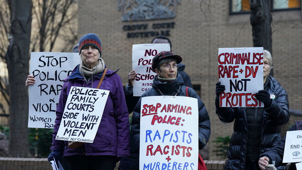 Demonstranter framför Southwark Crown Court ii London, där en polisman dömdes till livstids fängelse för grova sexbrott.