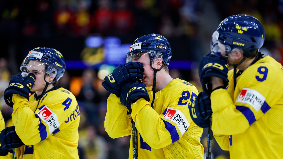 Sveriges Axel Sandin-Pellikka, Otto Stenberg och Theo Lindstein deppar efter finalförlusten mot USA i junior-VM i ishockey, veckans näst mest sedda tv-program.