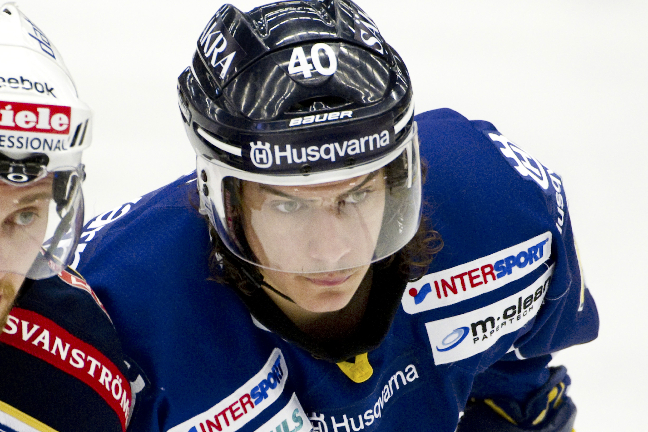 André Petersson blir kvar i HV71.