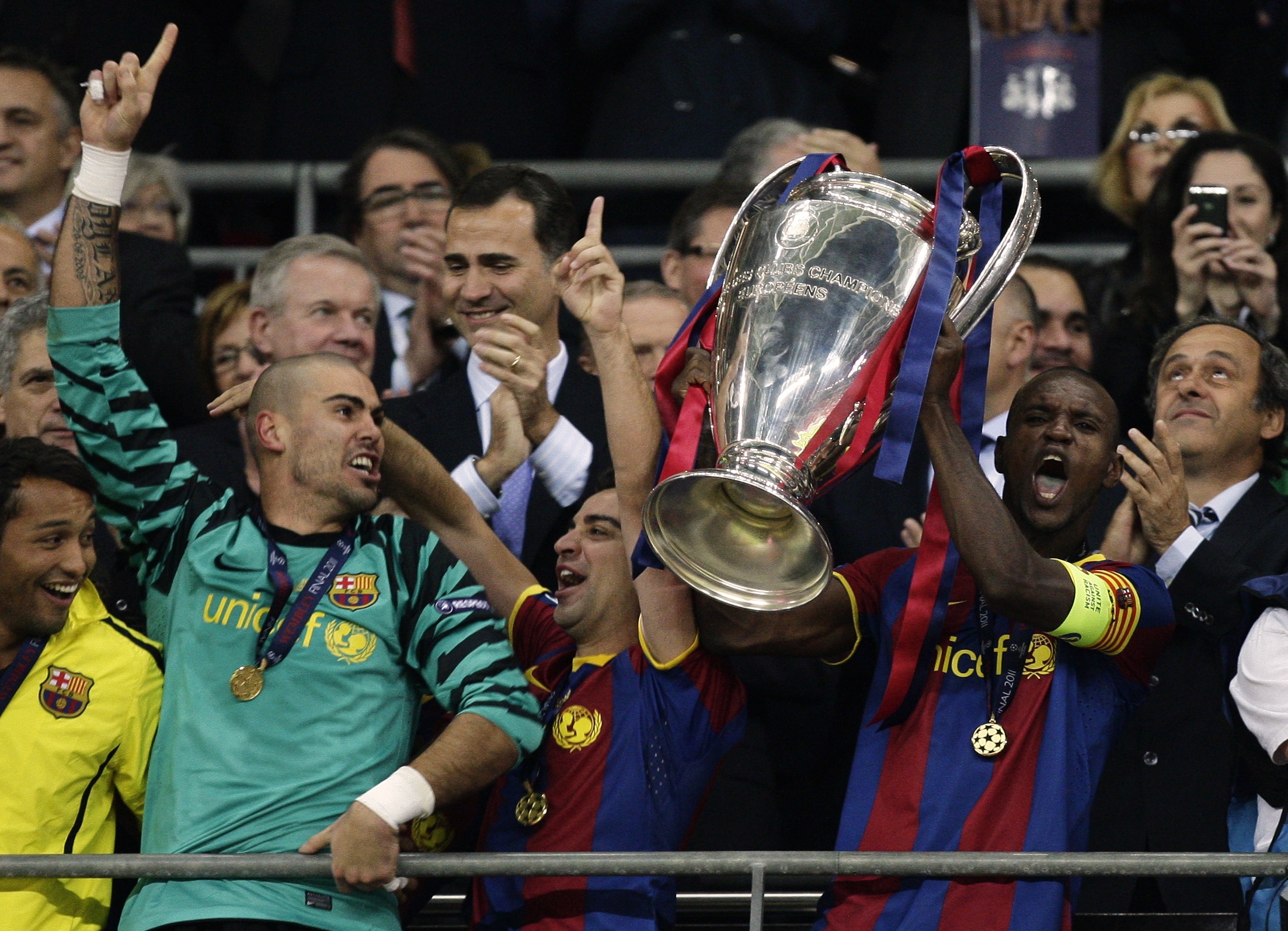 Barcelonaspelarna flankerade av spanske kronprinsen Felipe och Fifapresidenten Michel Platini. Barcelonaspelarna flankerade av spanske kronprinsen Felipe och Fifapresidenten Michel Platini.