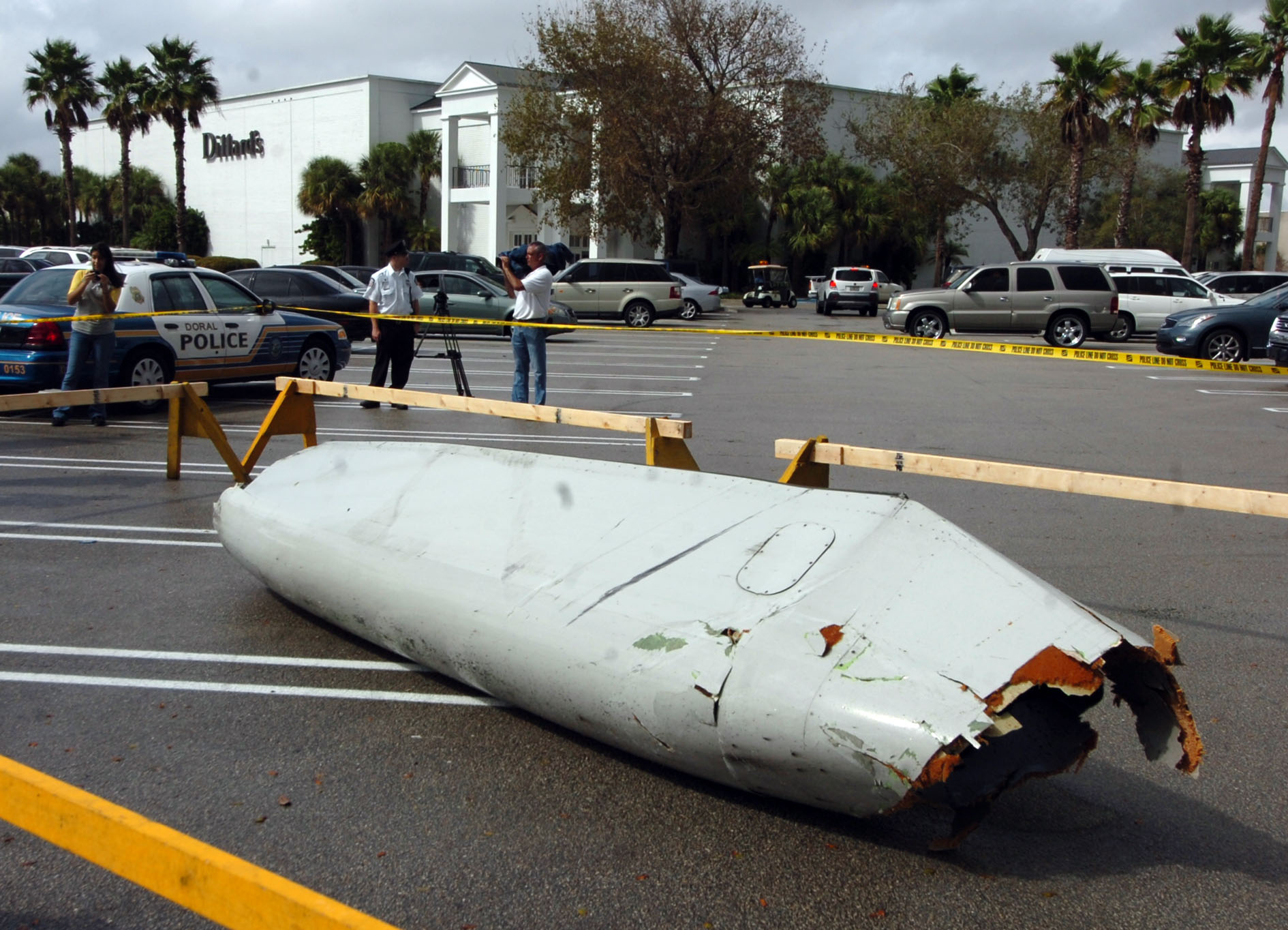 Flygplansdelen slog ned på en parkeringsplats.