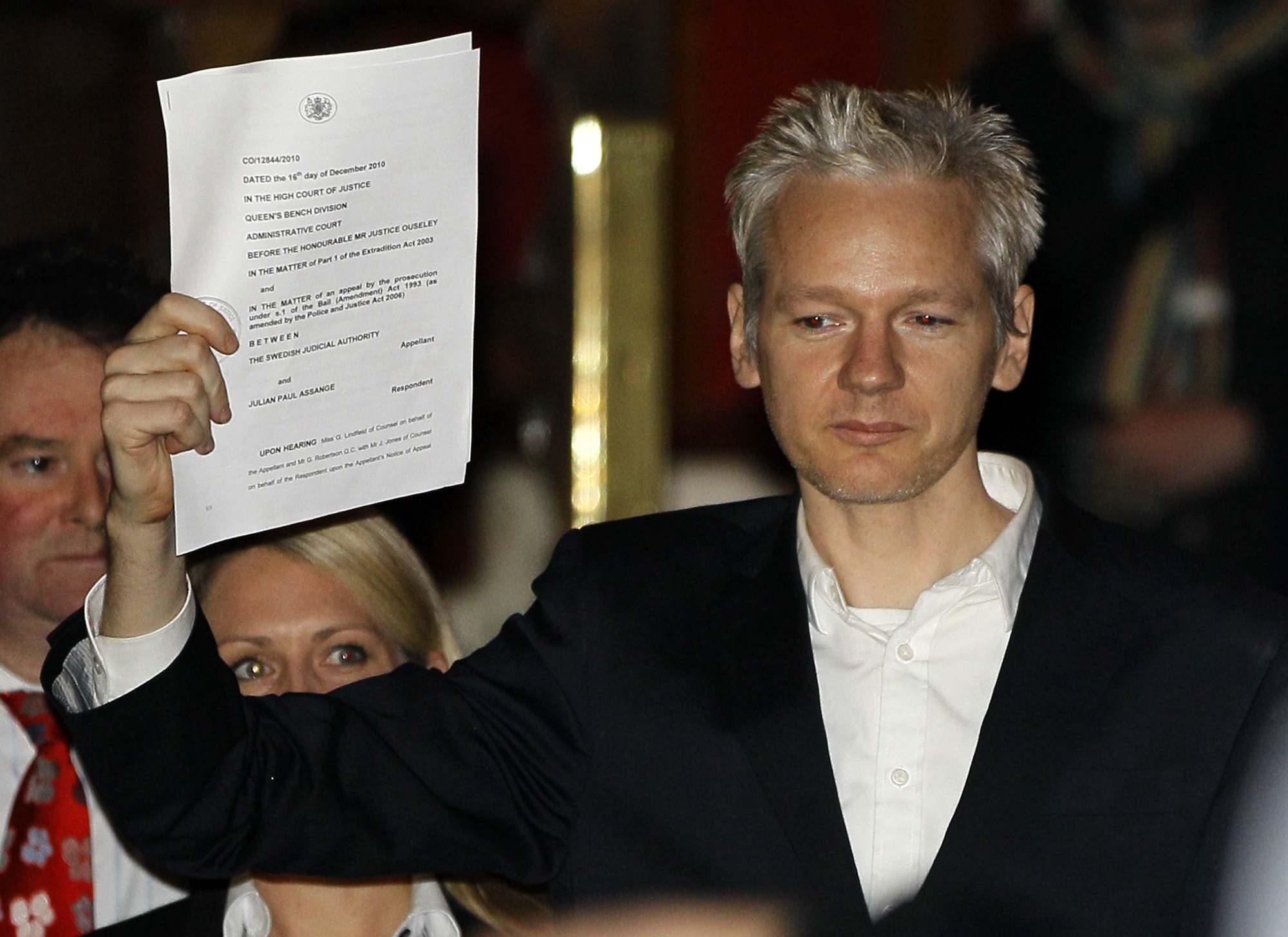 Nu läcker Julian Assange allt. Om sig själv. 