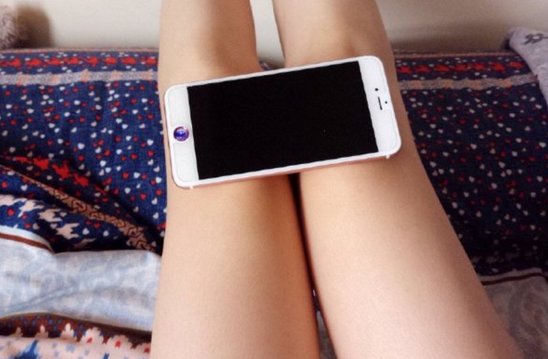 Nu håller man en iPhone 6 framför knäna.