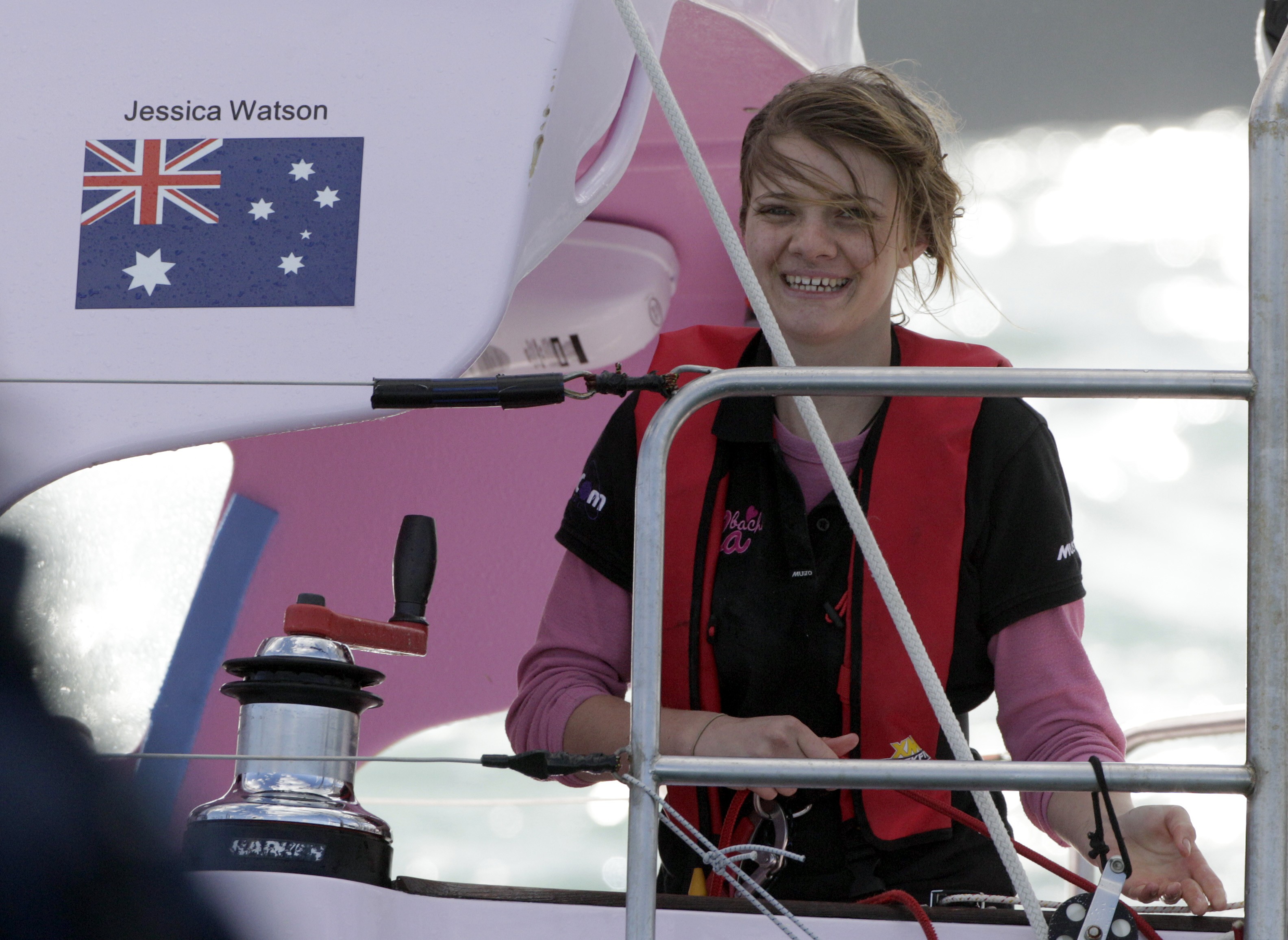 Jessica Watson seglar in i hamnen efter rekordresan. 