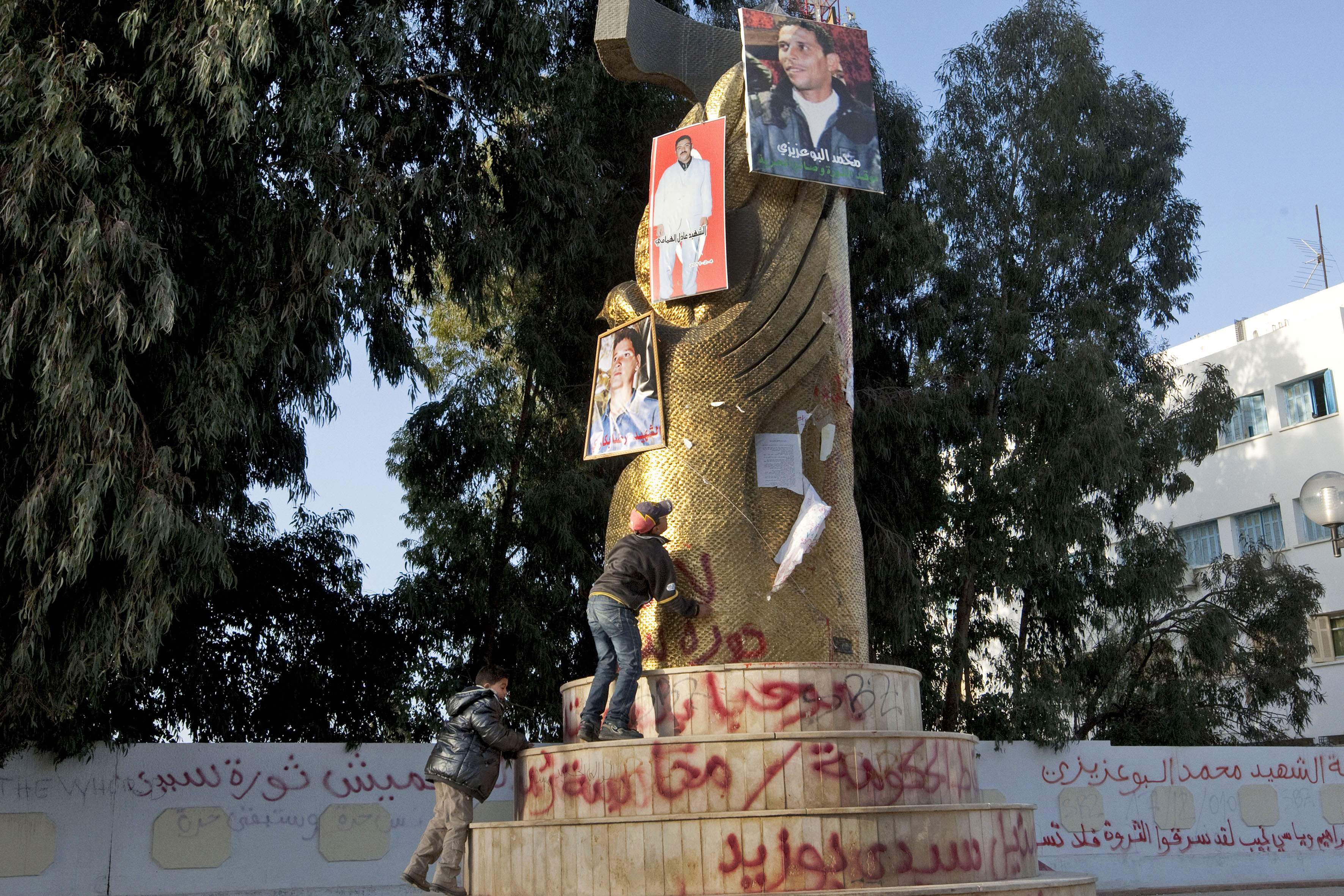 Platsen där fruktförsäljaren Mohamed Bouazizi brände sig själv till döds i december 2010.