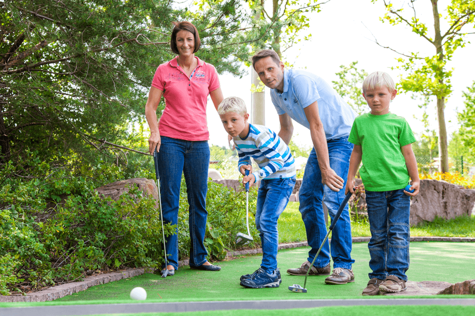 Eller spela minigolf med hela familjen. Eller spela minigolf med hela familjen.