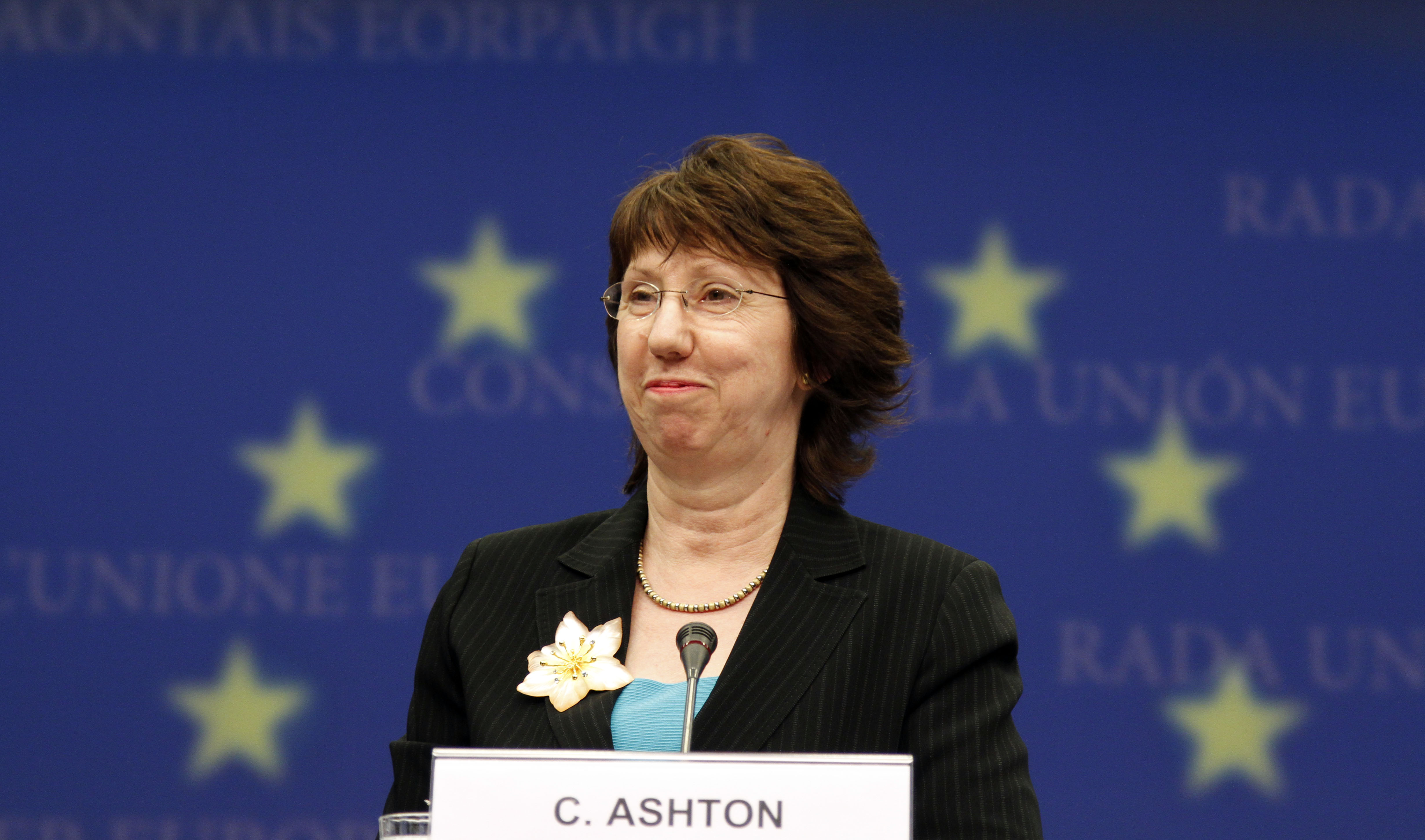 EU:s utrikesminister, Catherine Ashton, säger att Egypten måste respektera medborgarnas rätt att protestera.