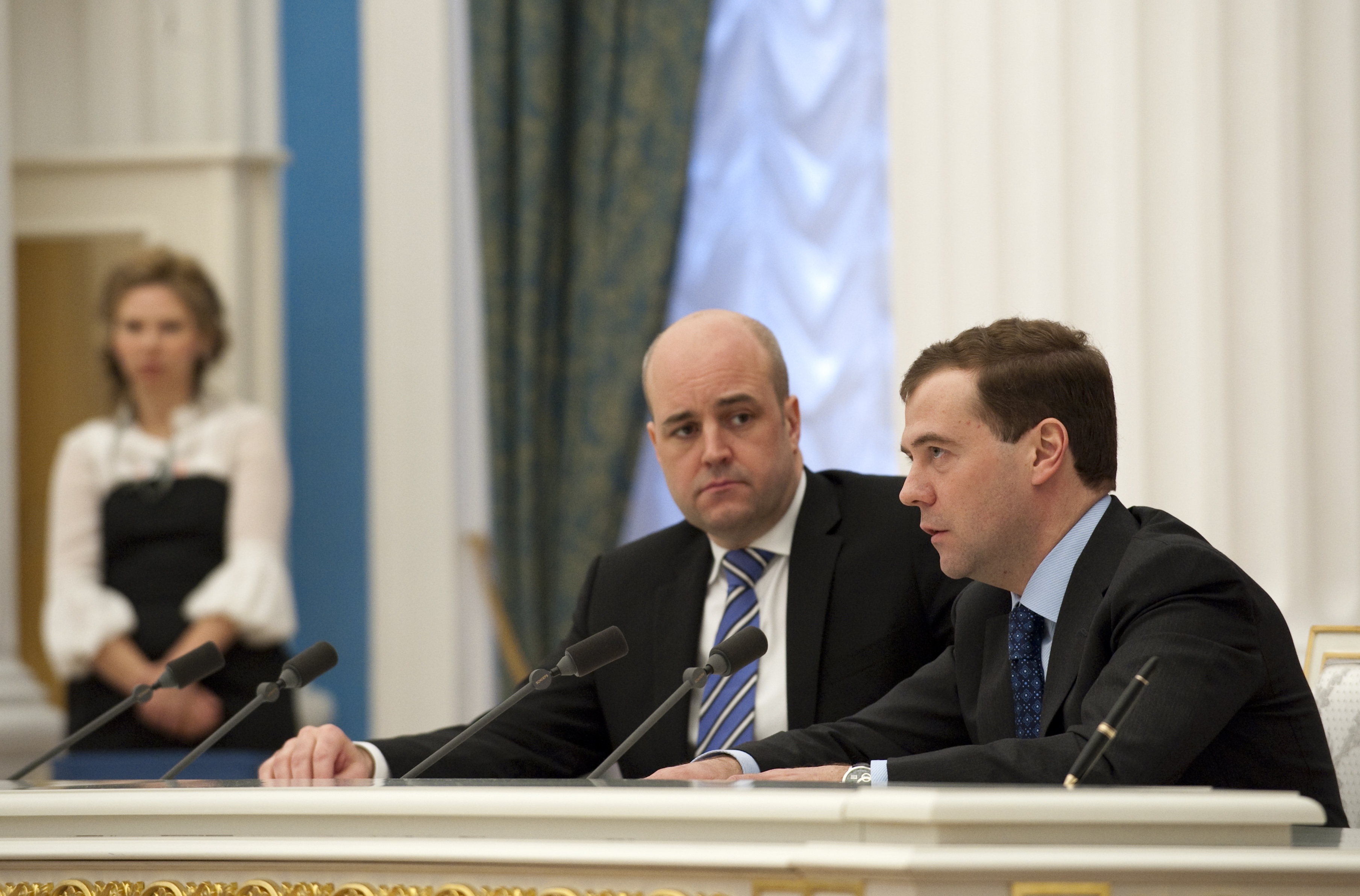 Medvedev: "Ni skyddar banditer." Reinfeldt: "Say what?"