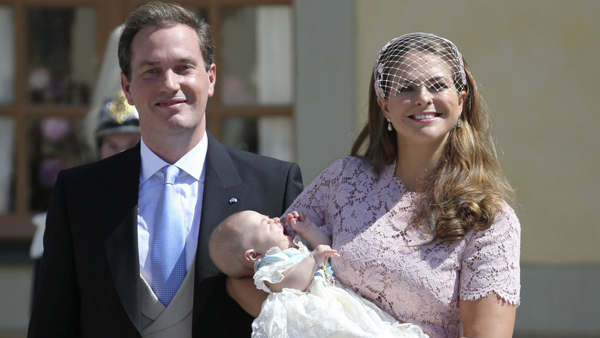 Den 20 februari 2014 föddes Madeleines första barn. Leonore Lilian Maria föddes den 20 februari 2014 i New York. Här ser vi de stolta föräldrarna efter dopet på Drottningsholms slott den 8 juni 2014. 

