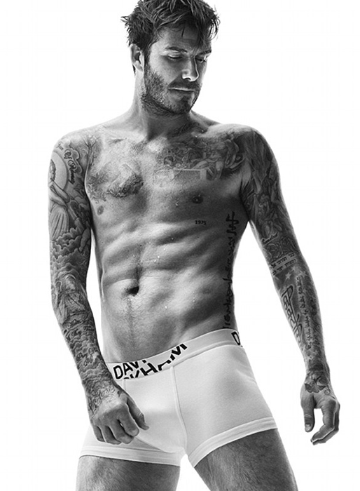 David Beckham visar var skåpet ska stå i H&M:s nya kampanj. 