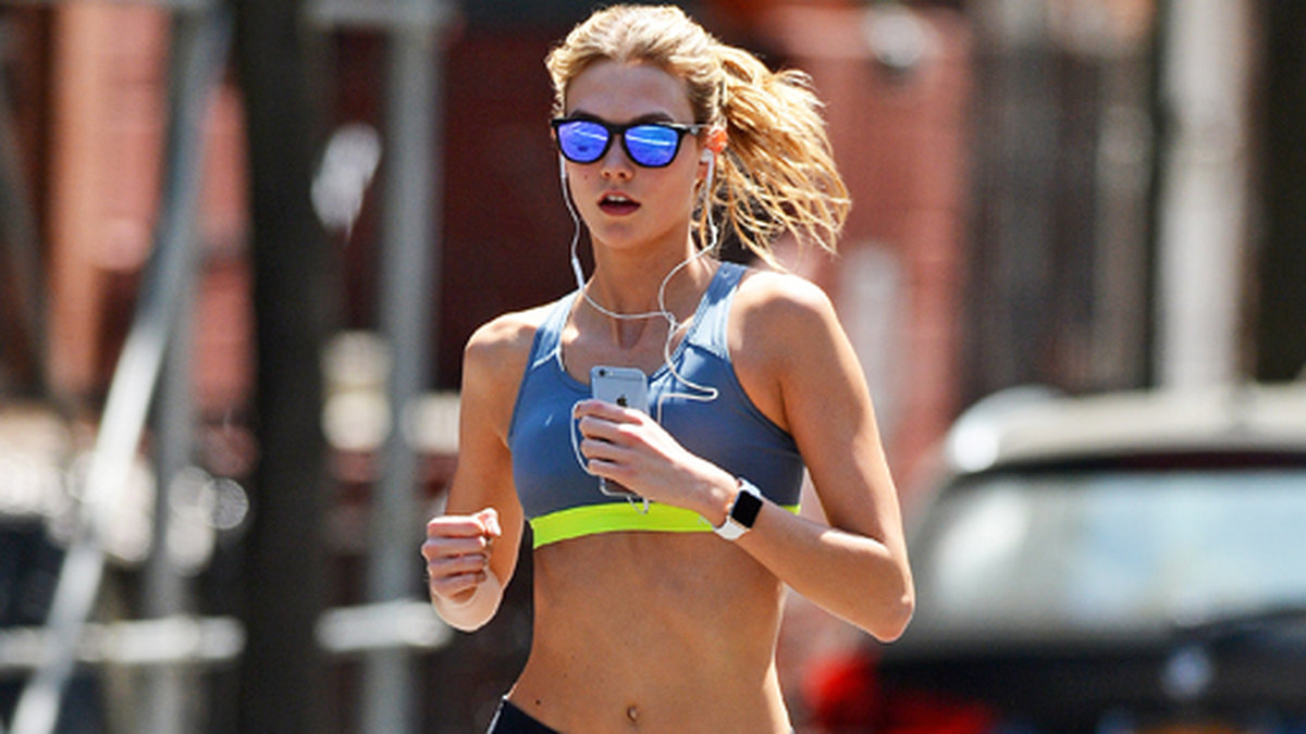 Supermodellen Karlie Kloss tar en joggingrunda i New York.