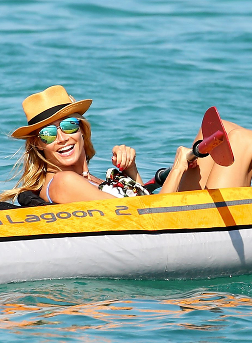 Heidi Klum har kul till havs. Heidi Klum har kul till havs.