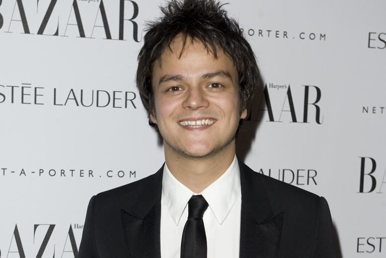 Jazzmusikern Jamie Cullum är minst sagt en törstig grabb. Han vill ha 20 flaskor Moet & Chandon, 20 flaskor fin bärs, 4 kannor Guiness, en flaska bättre rödvin, en flaska bättre vitt vin, en halv flaska rom och en superstor spegel med lampor runt sig. Jazzmusikern Jamie Cullum är minst sagt en törstig grabb. Han vill ha 20 flaskor Moet & Chandon, 20 flaskor fin bärs, 4 kannor Guiness, en flaska bättre rödvin, en flaska bättre vitt vin, en halv flaska rom och en superstor spegel med lampor runt sig.