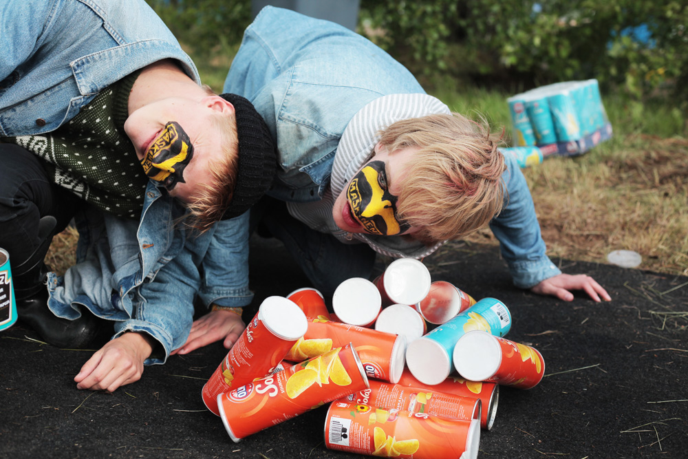 Två spexiga killar som inte heller kunde få nog av chipsen. Två spexiga killar som inte heller kunde få nog av chipsen.