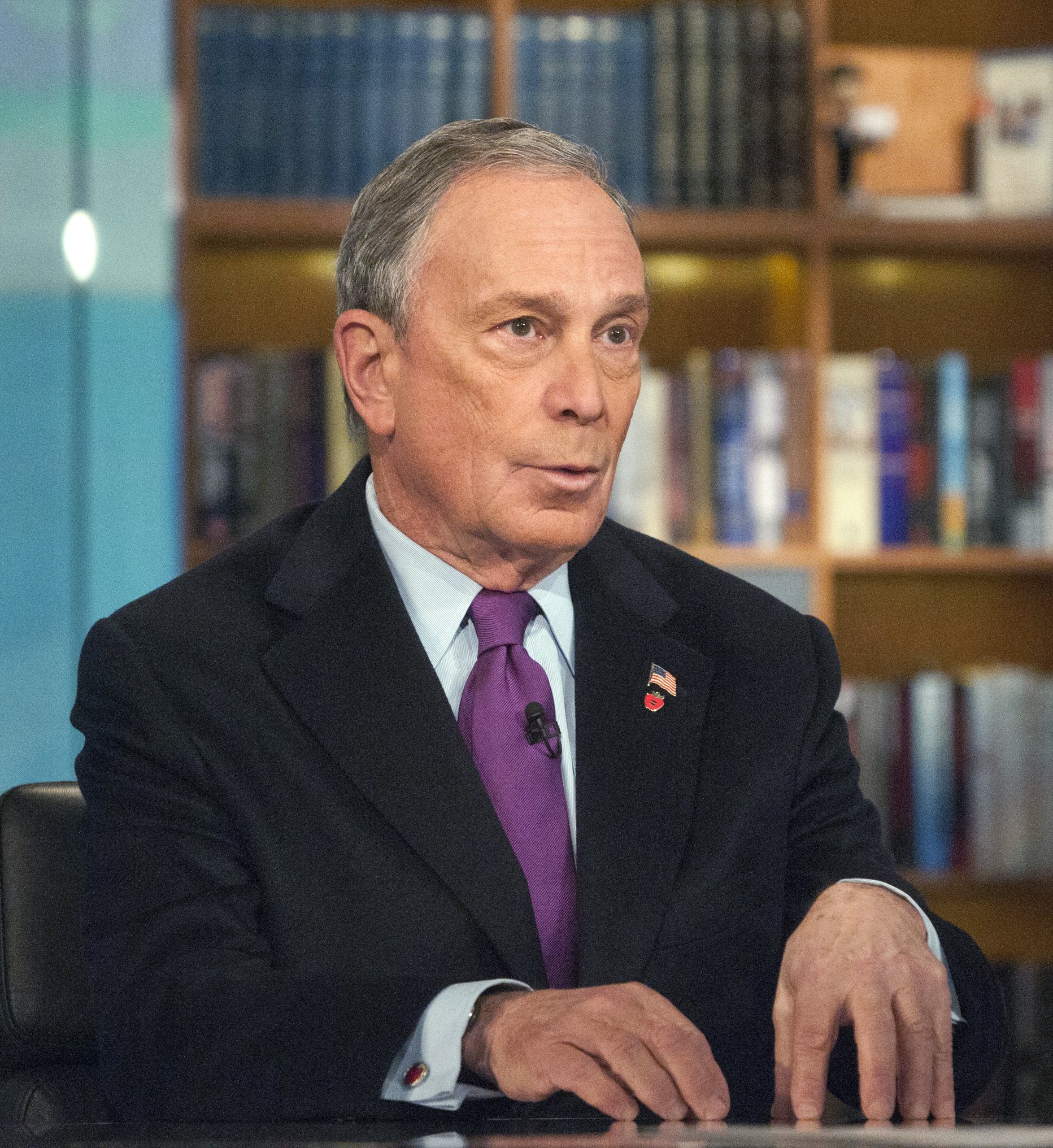 Bland ledande politiker är det bara New Yorks borgmästare, Michael Bloomberg, tidigare republikan, som menar att massakern är en "fruktansvärd påminnelse" om att vapenlagarna behöver stramas åt.