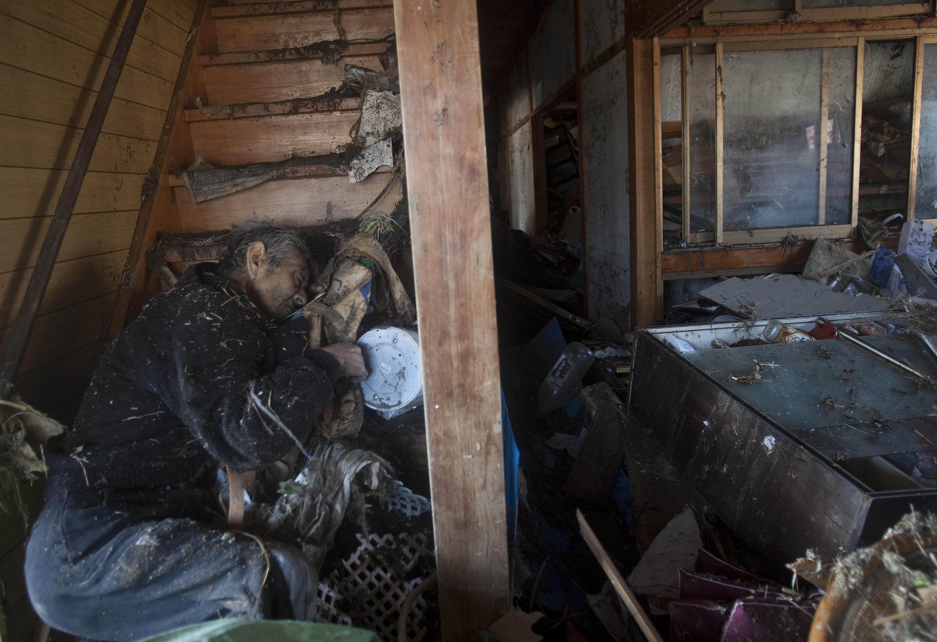 Mannen hittades död i sitt hus två dagar efter jordbävningen. Mannen hittades död i sitt hus två dagar efter jordbävningen.