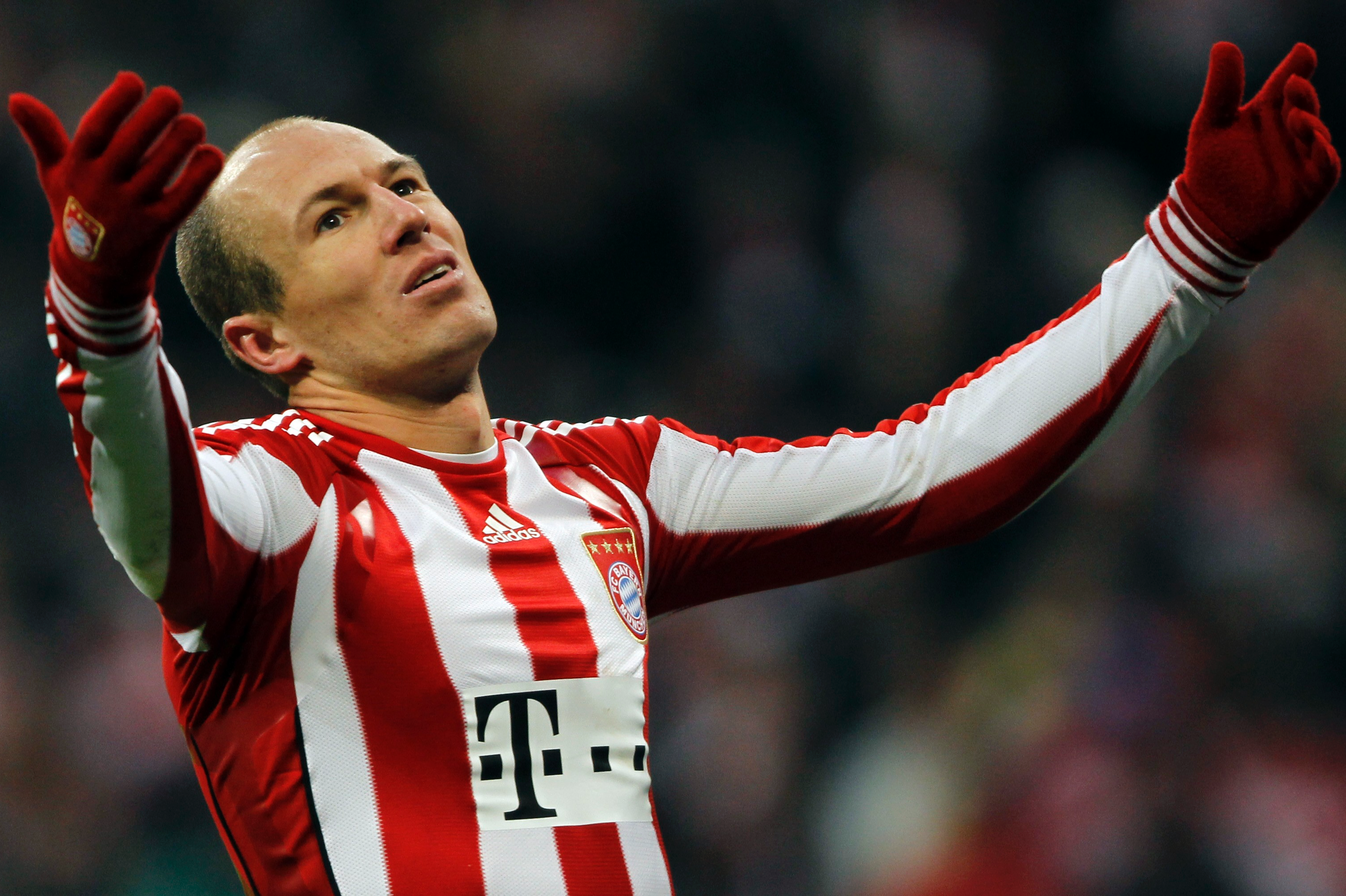 Bayern München-spelaren Arjen Robben blir avstängd två matcher för att ha förolämpat en domare.