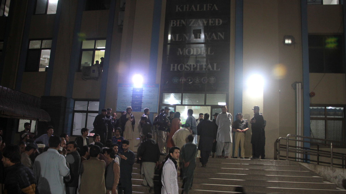Människor samlades vid ett sjukhus i staden Saidu Sharif efter skalvet.