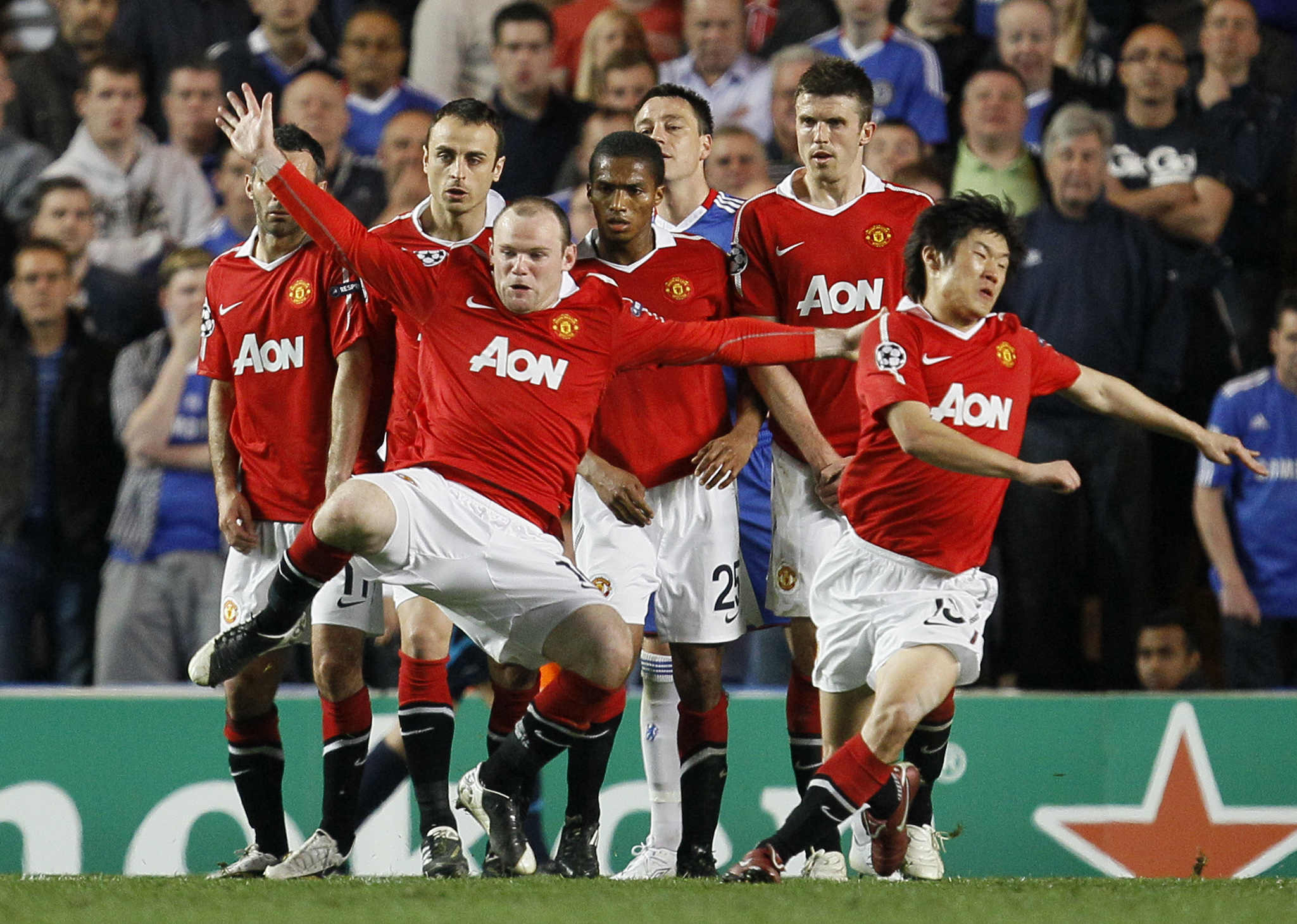 United gick segrande ur den första kvartsfinalen på Stamford Bridge. Stor matchhjälte blev då Wayne Rooney.