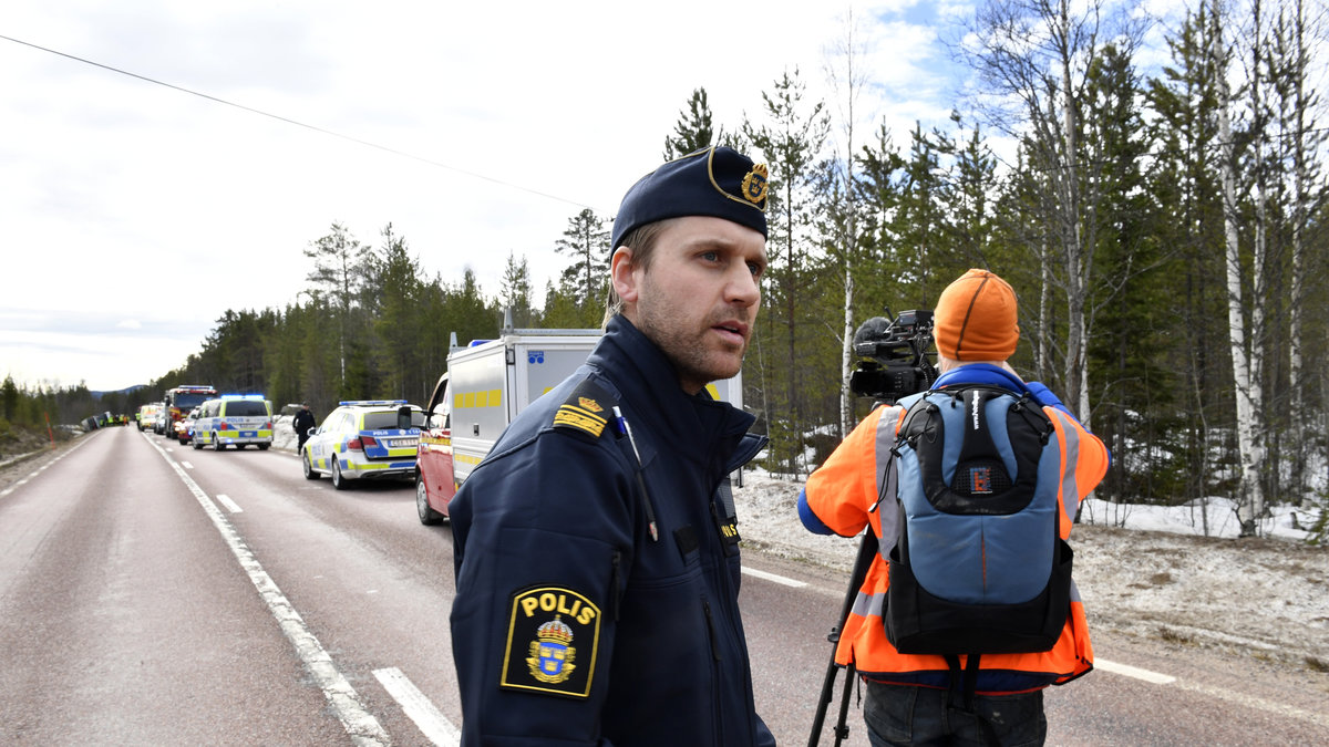 Två personer omkom och polisen Sidenvall säger att det var "en krigszon".