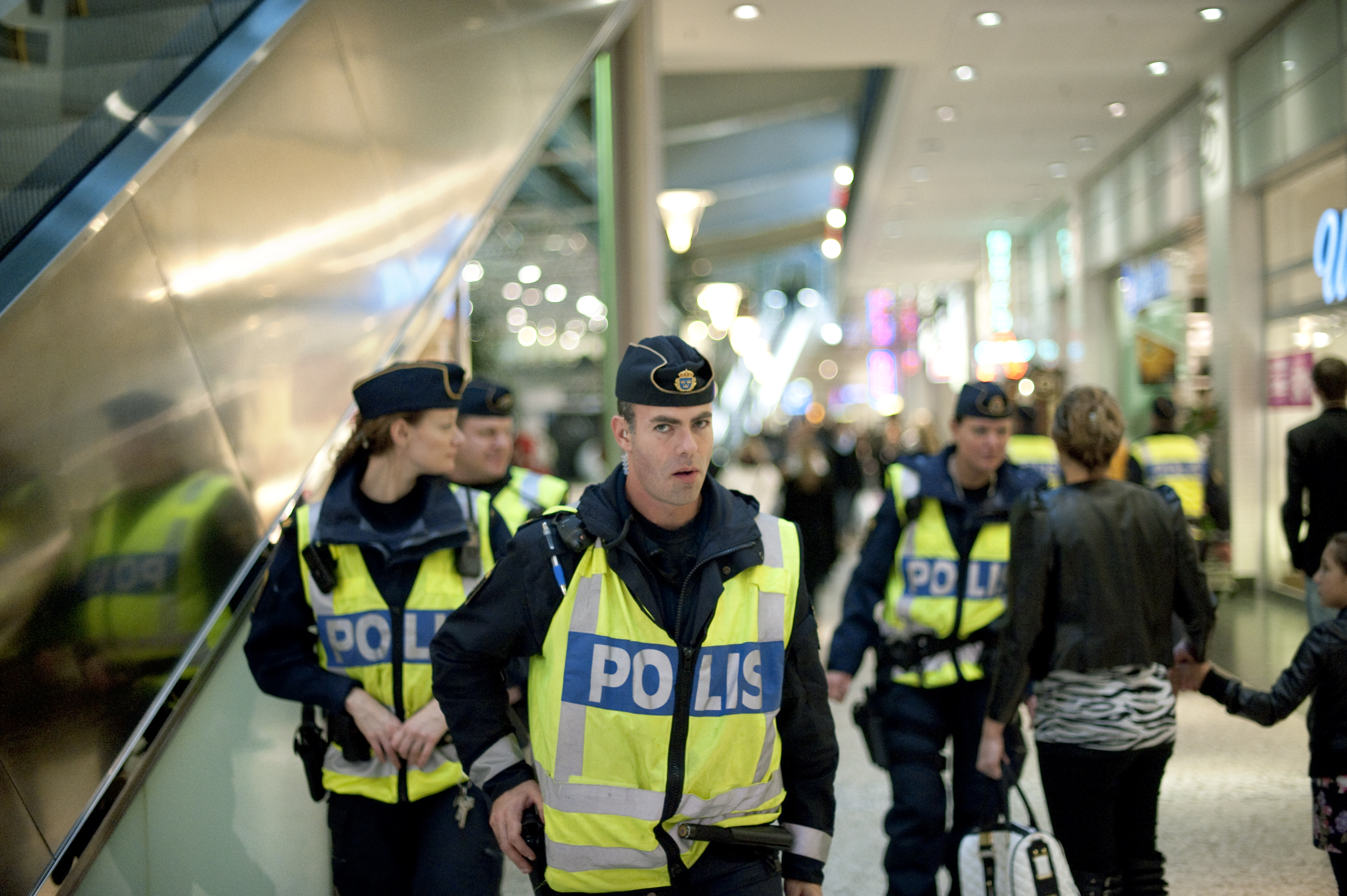 Poliser patrullerade köpcentrat Nordstan i Göteborg efter bombhotet mot centrala Göteborg. Poliserna på bilden har inget med poliserna i artikeln att göra.