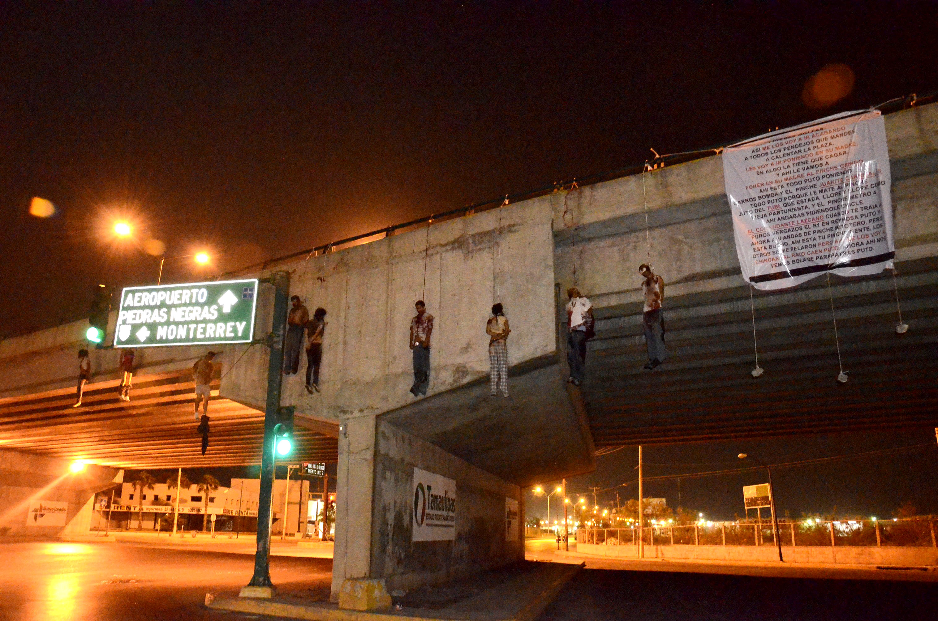 Nio personer hängdes vid en bro i Nuevo Laredo.