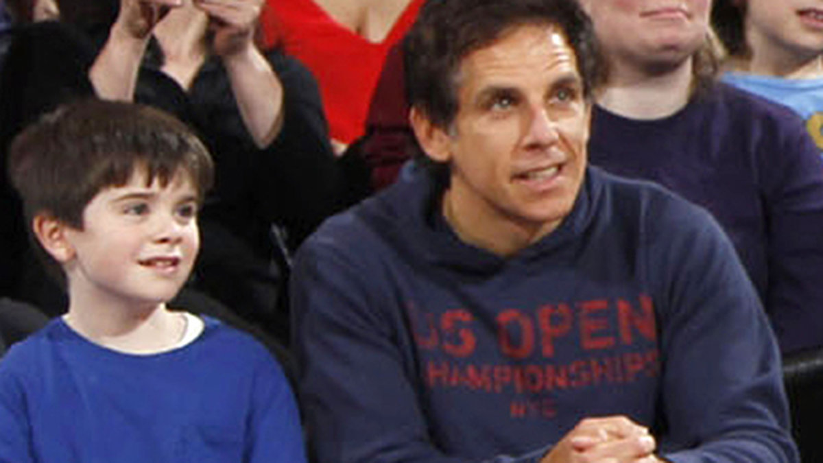 Ben Stiller och hans son kollar på basket. 