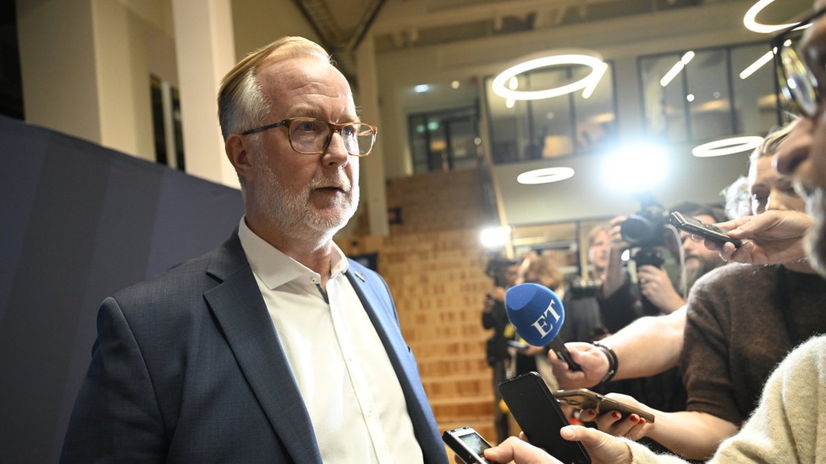 Johan Pehrson (L) anländer till tv-huset för att medverka i SVT:s partiledardebatt.