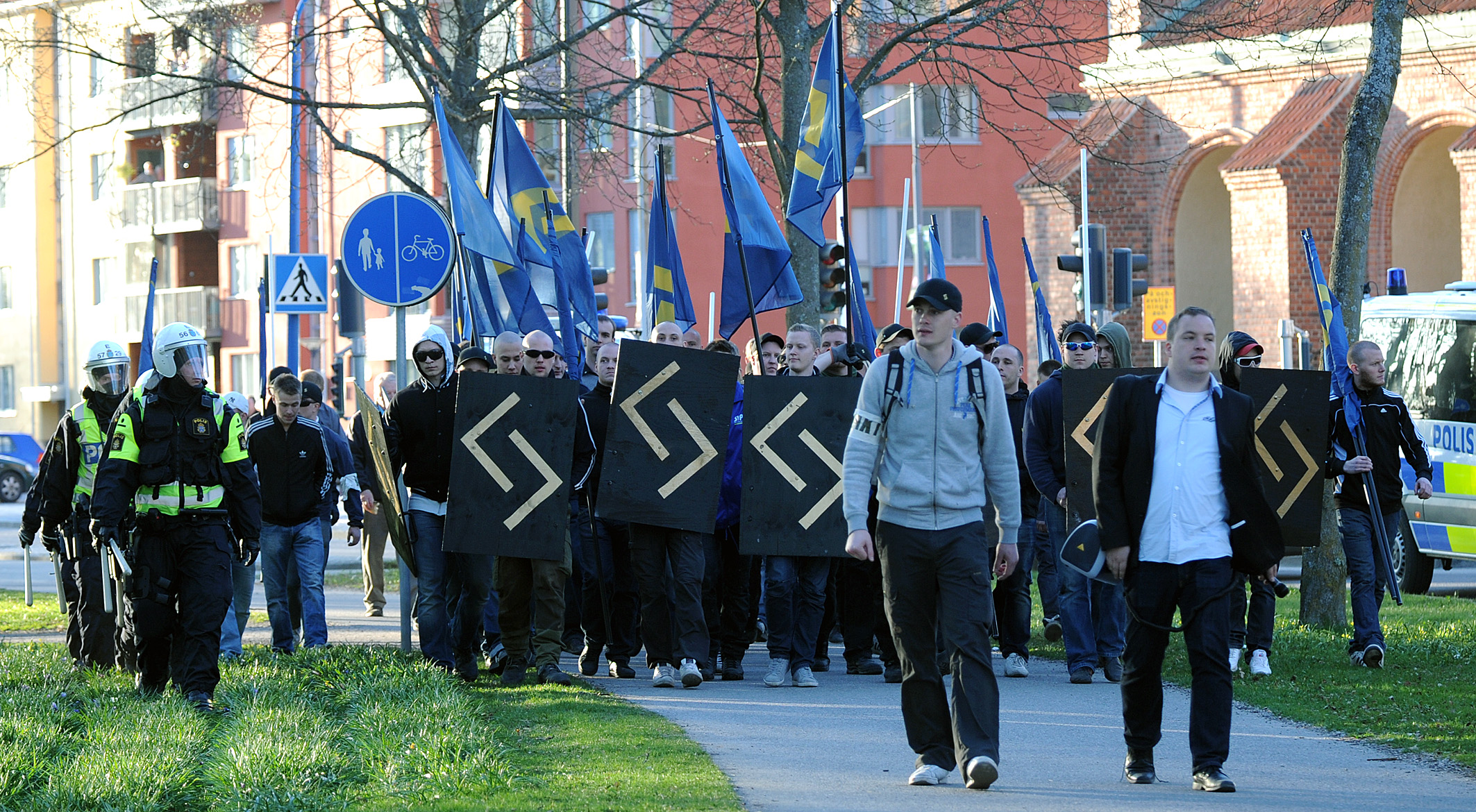 "Etniska svenskar" används främst av öppet högerextrema grupper såsom nazistiska Svenskarnas parti.