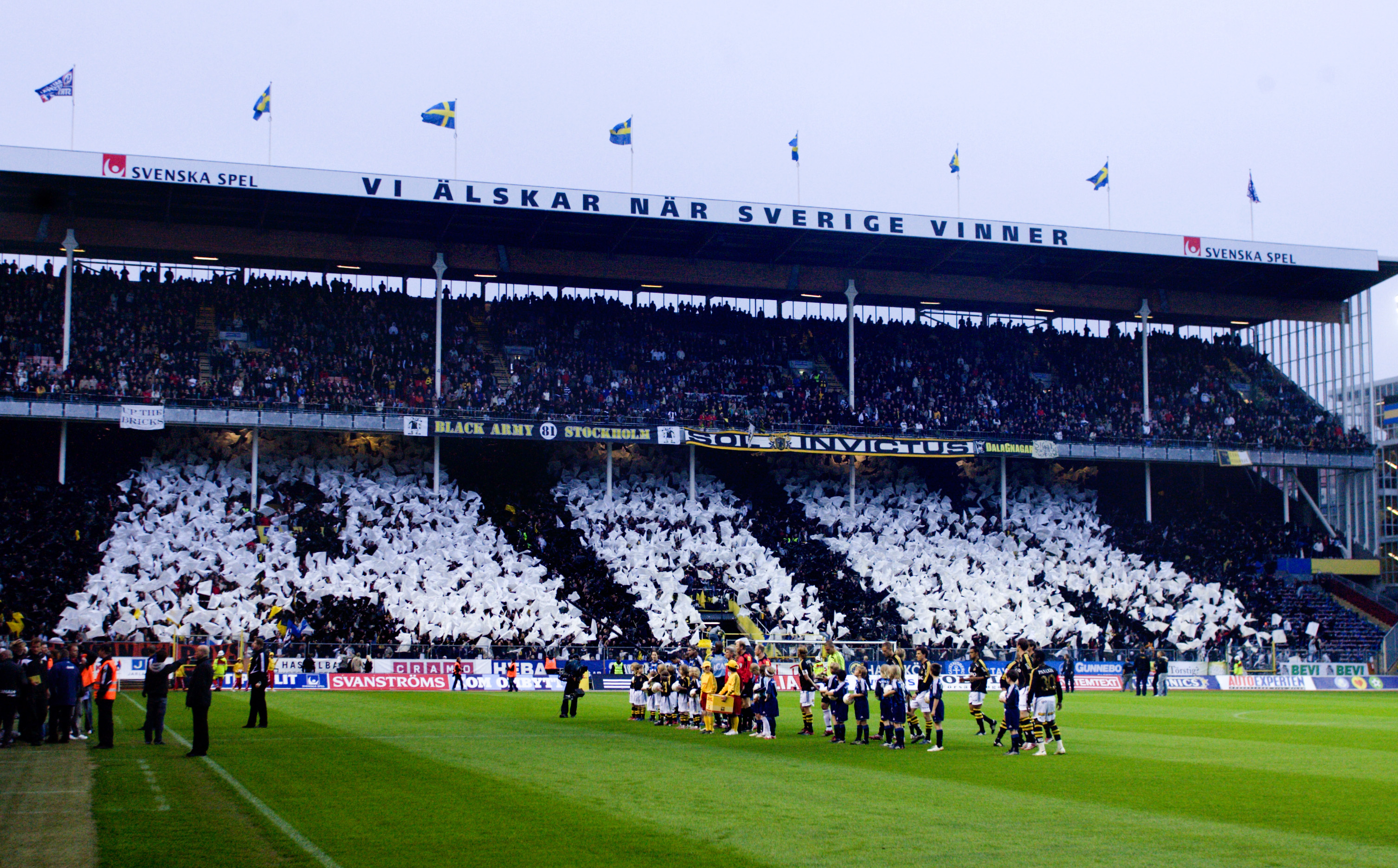 Till vårderbyt 2007 körde AIK ett dubbeltifo. Först började det med AIK i flaggor... Till vårderbyt 2007 körde AIK ett dubbeltifo. Först började det med AIK i flaggor...
