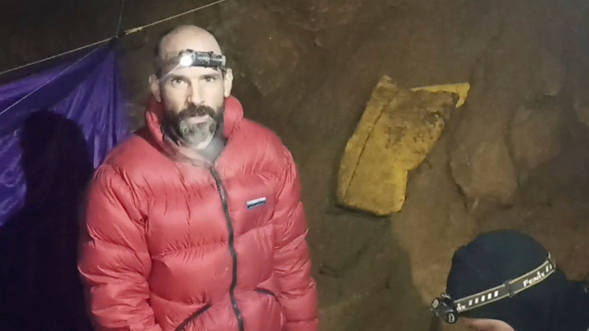 En stor insats pågår för att få upp den amerikanske grottforskaren Mark Dickey från en djup grotta i Turkiet. Dickey har drabbats av magblödningar.