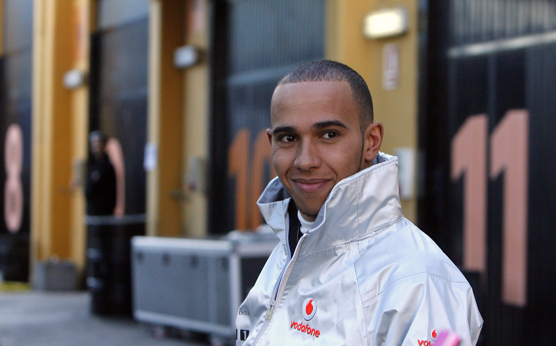 Lewis Hamilton skickar en kaxig passning till Red Bull-stallet. "De är bara ett läskföretag"