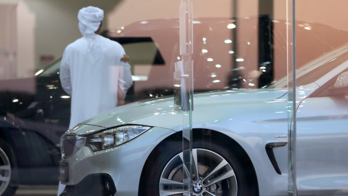 En bilförsäljare i Dubai, Förenade Arabemiraten. En populär Tiktok-influerare blev nyss gripen i staden för att ha skojat om de rikas extravaganta shoppingrundor. Arkivbild.