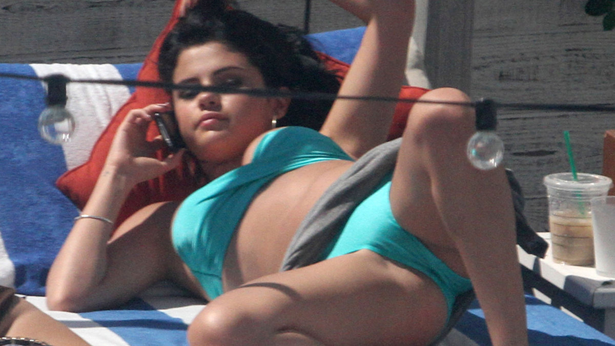 Selena Gomez solade vid poolen.
