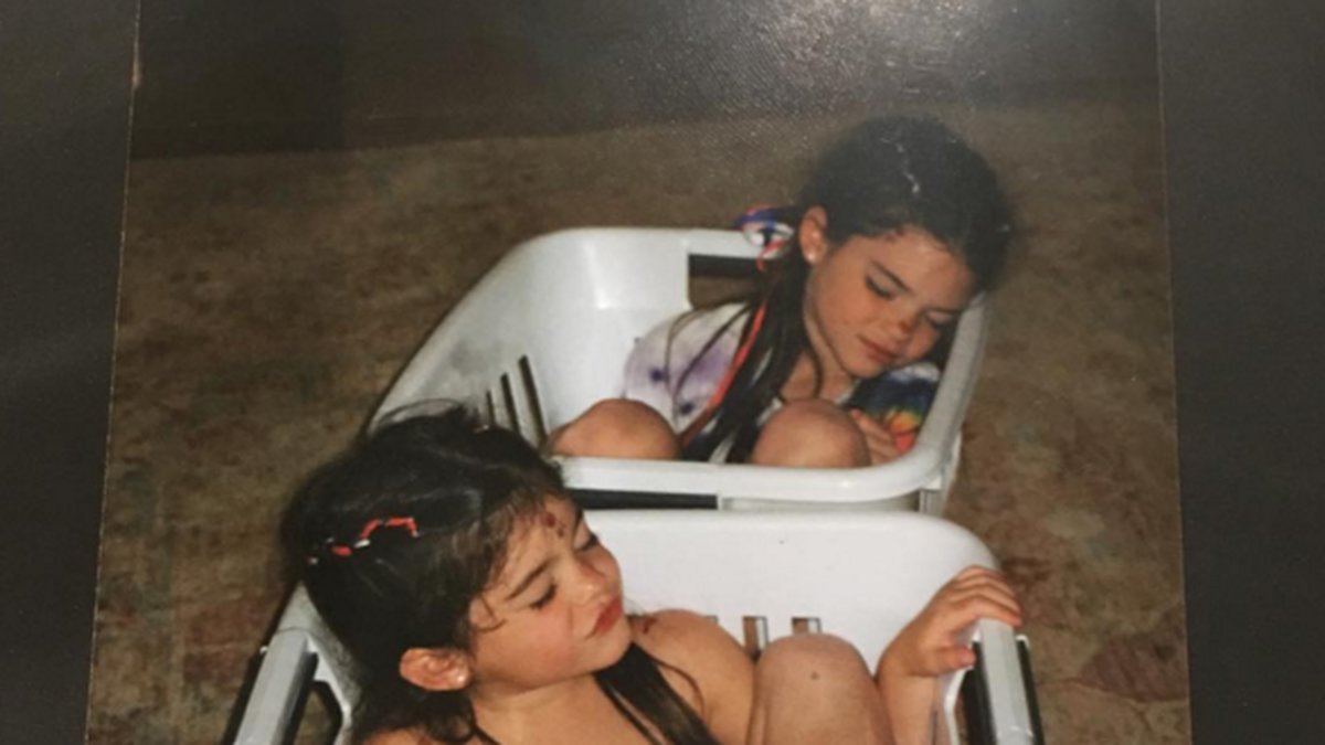 Kylie delar med sig av sockersöt bild på henne och systern Kendall. 