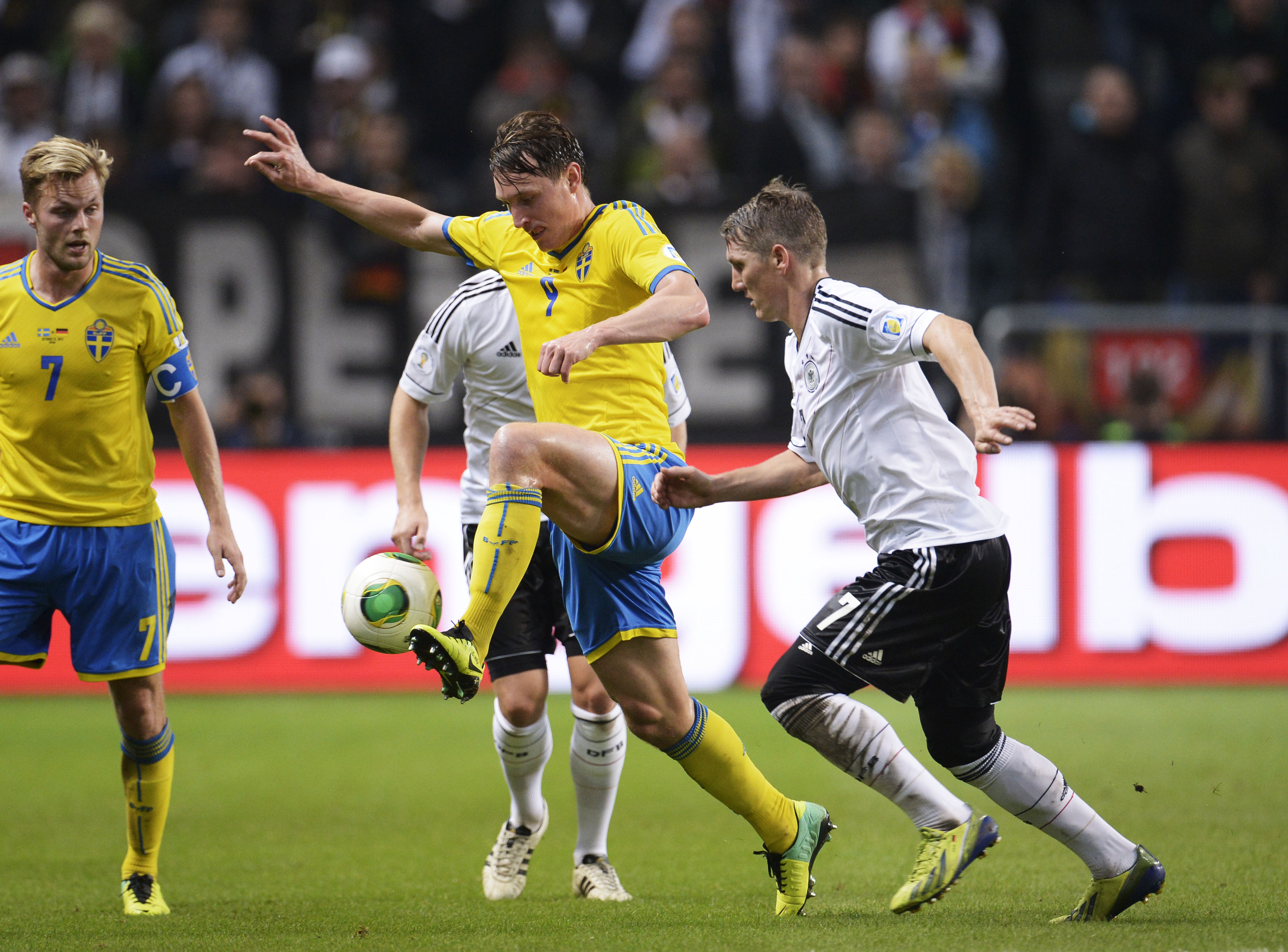 Källström vinner boll innan 2-0 målet. Källström vinner boll innan 2-0 målet.