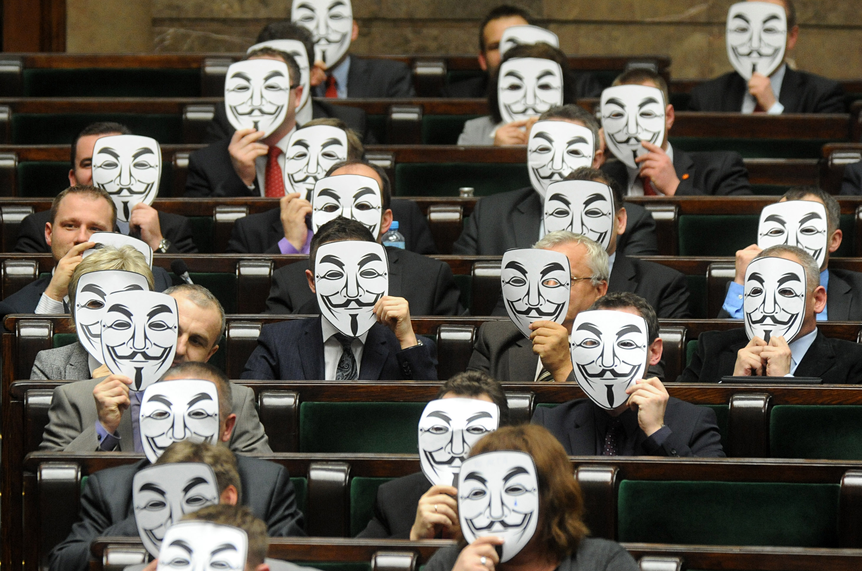 Ett av partierna till vänster i det polska parlamentet protesterade mot Acta-signeringen genom att hålla Guy Fawkes-masker framför sina ansikten.