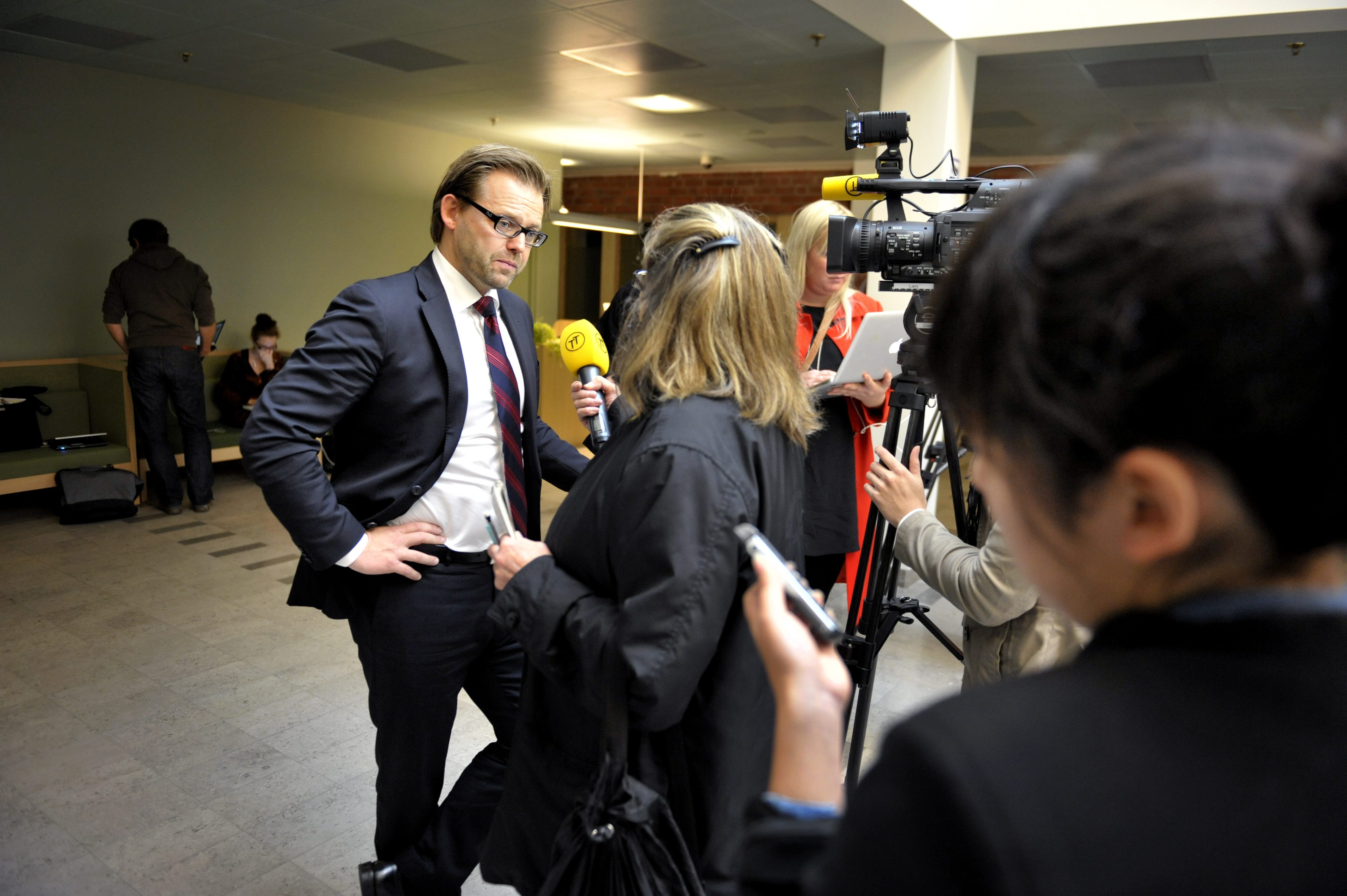 Försvarsadvokaten Björn Hurtig är hård i sin kritik mot att det väckts åtal mot hans klient.