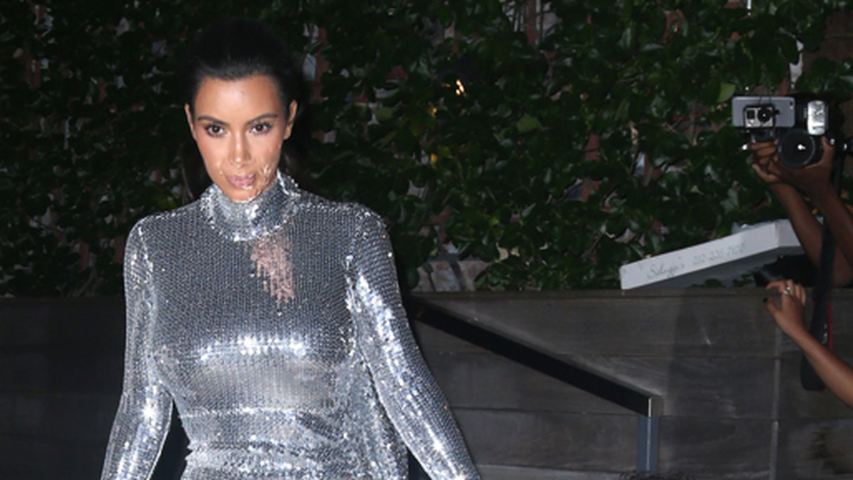 Några dagar innan bar Kim Kardashian och hennes dotter North matchade silverklänningar från Vetements. 