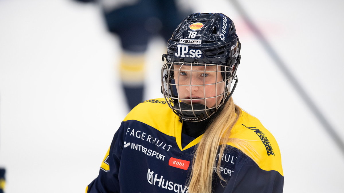 Mira Markström väljer bort ishockeyn för att enbart spela innebandy framöver. Arkivbild.